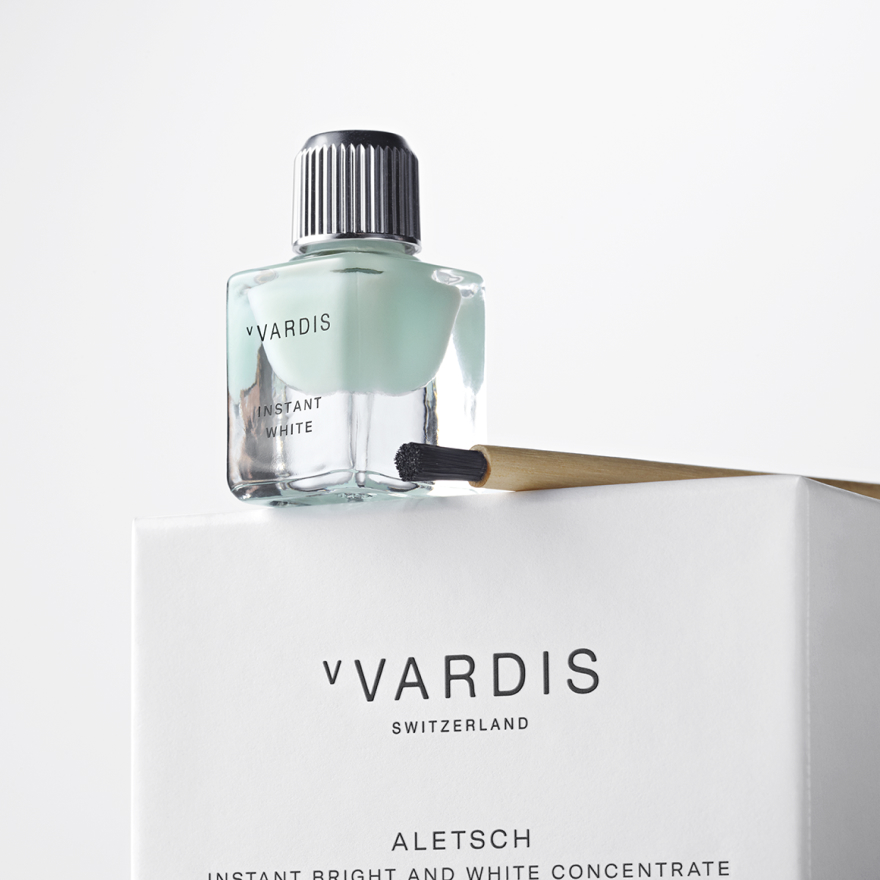 Aletsch tooth whitener gel and brush on its box image number 1